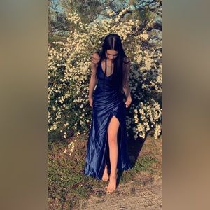 i’m selling my brand new prom dress , only wore once. size 2 . string cross back